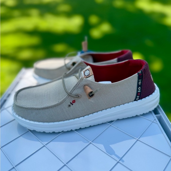 Hey Dude Tan White Maroon Wendy Chambray Boho Casual Moccasin Shoes New w/ Tags - Picture 9 of 14